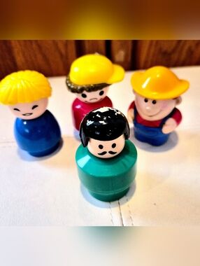 Lot Of 4 Figures Play Fisher-price Vintage. One Has Missing Paint. See Pics.